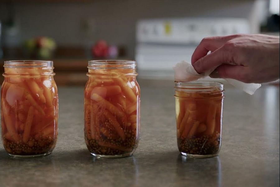 removing air bubbles from canning jars