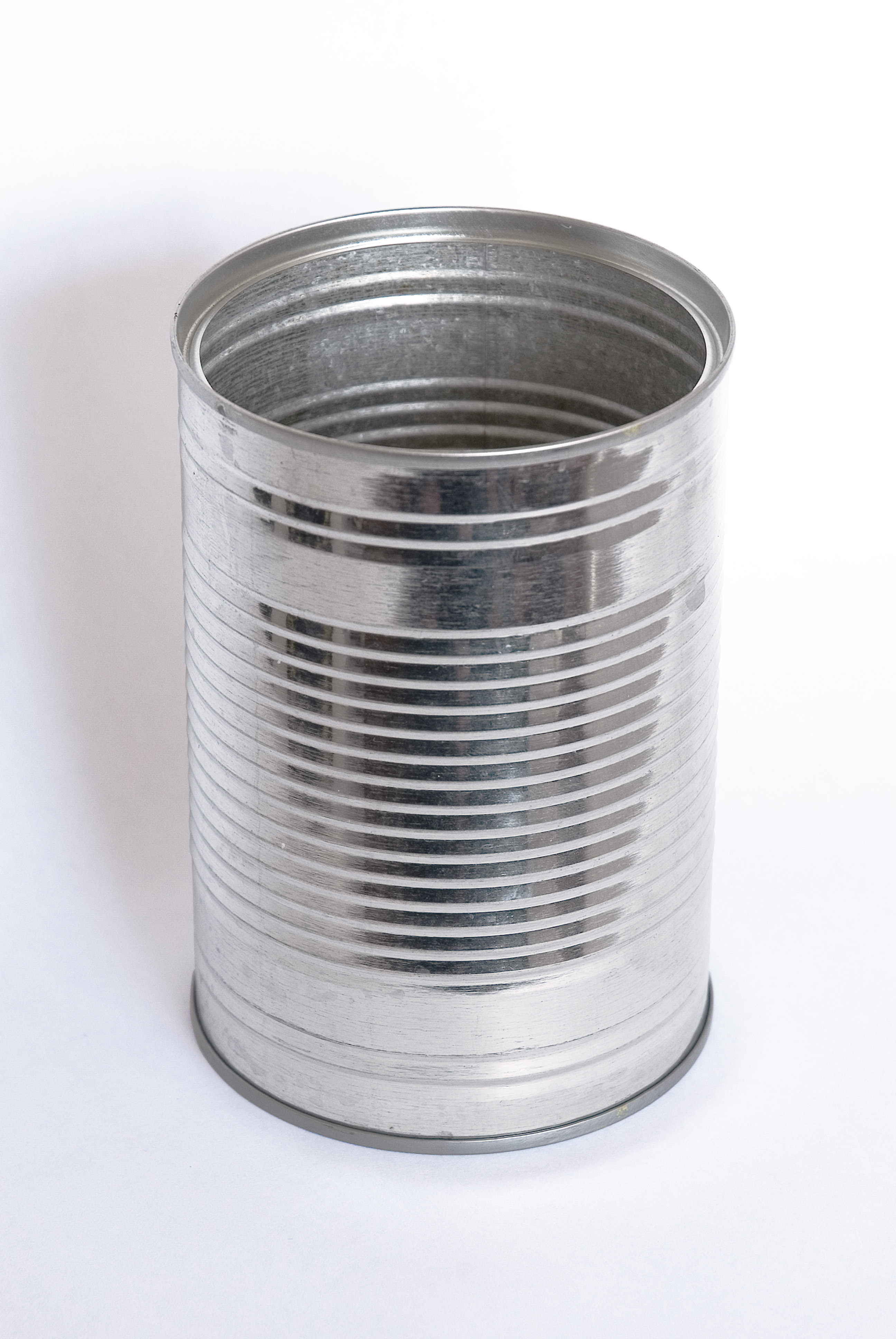 Comparison of tin cans and glass jars used in canning